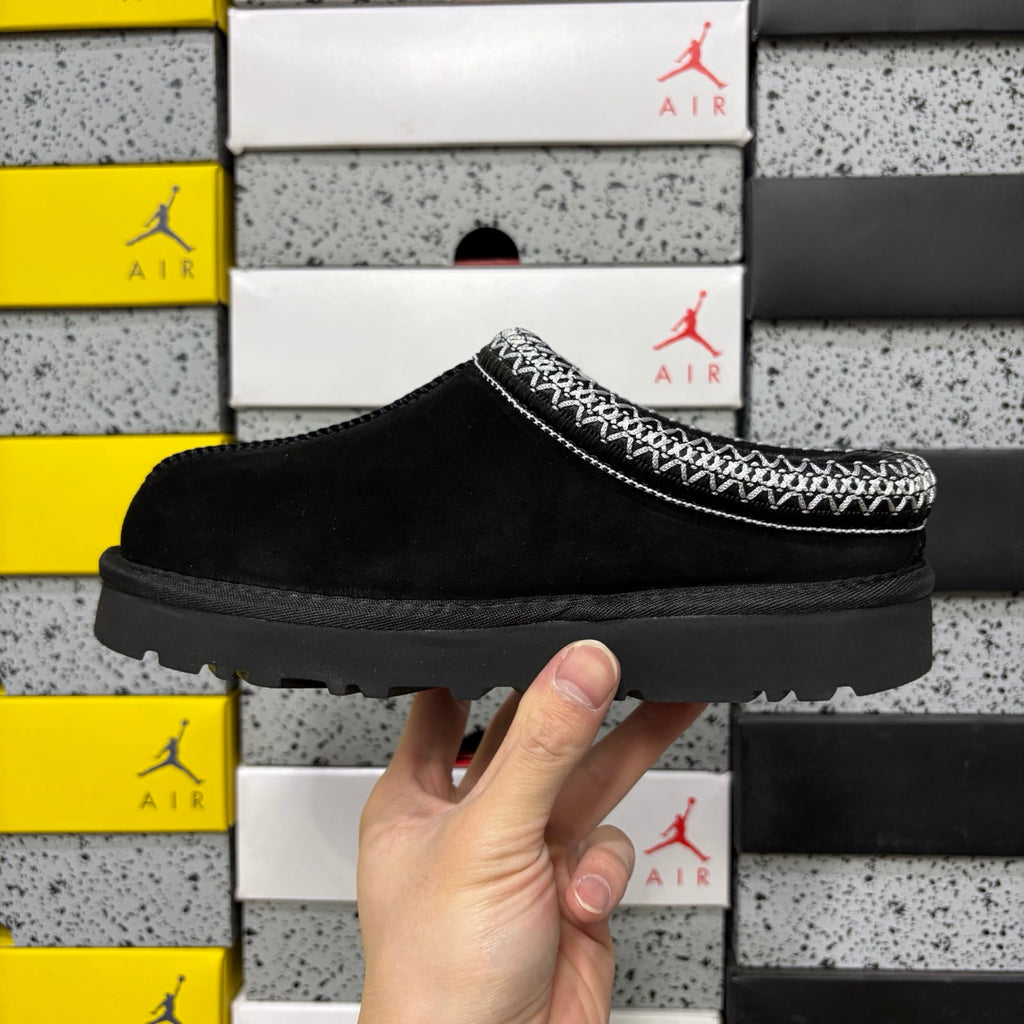 Black Slip-On Shoes with Contrast-Stitched Collar
