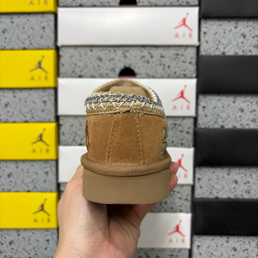 Chestnut Slim-Sole Boots with Cartoon Embroidery